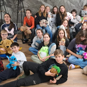 Klasa 6b - "Choć na Zielonej Szkole przebywamy - to o Dniu Pluszowego Misia pamiętamy"