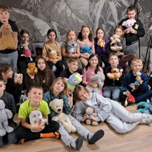 Klasa 3a - "Choć na Zielonej Szkole przebywamy - to o Dniu Pluszowego Misia pamiętamy."